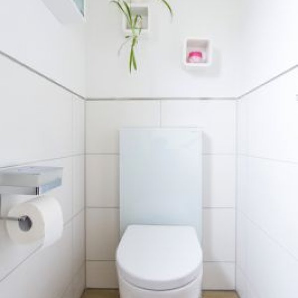 Imrek Bad & Komfort Wasser & Wärme: Ein WC mit schlichter Elegance