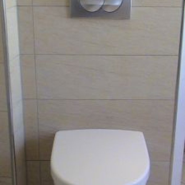 MAJA BAU: Ein sehr exclusives Bad aus Sandstein, das WC.