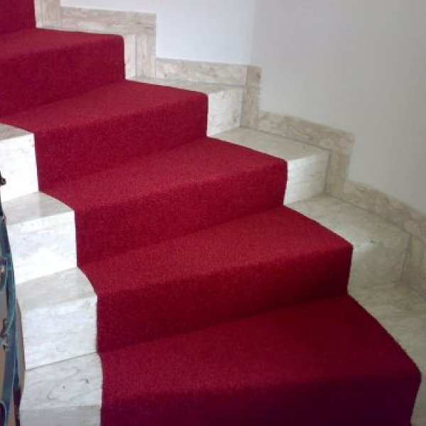 Raumgestaltung Hess: Teppichbodeneinlegearbeiten auf Marmortreppe
