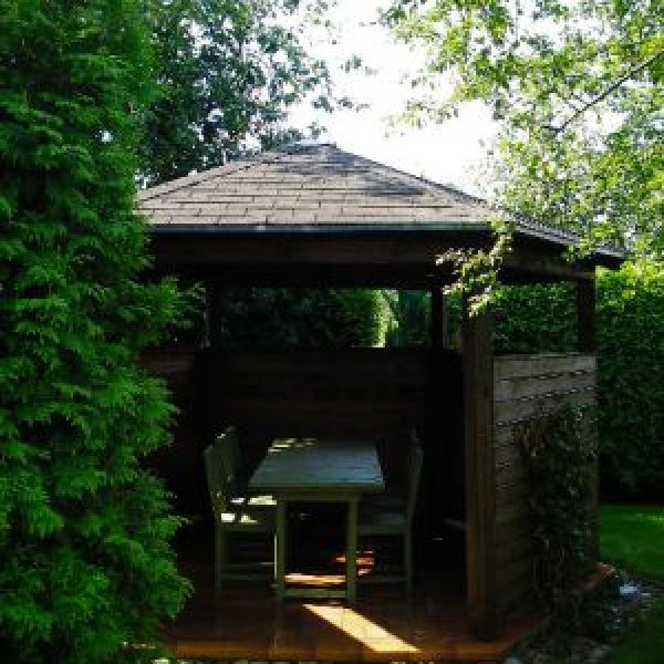 Wischnewski Dachreinigung-Dachbeschichtung: Gartenpavillon mit Dachschindeln eingedeckt