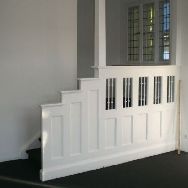 Maler Lehmacher: Lackierte Treppe im Durchang zwischen zwei Räumen
