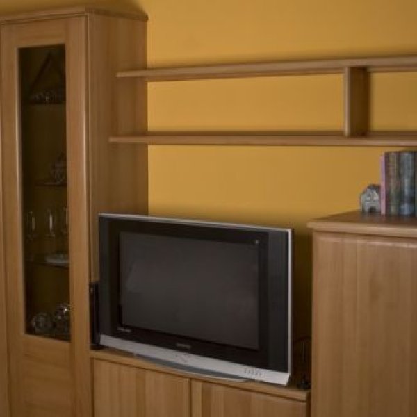 Rustikales Möbeldesign: Eine Schrankwand,  massiv Buche mit Tip-On Tür...